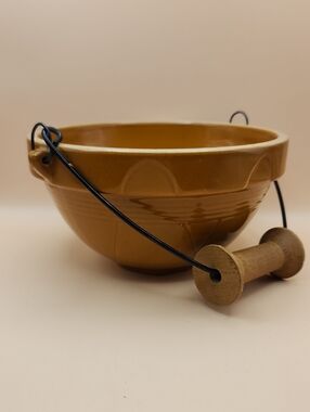 Tender Hearts Treasures 2005 Pottery Bowl With Wood Spool Handle
